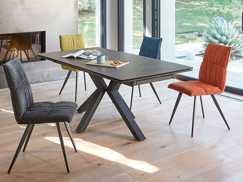 chaises-colorees-table-ceramique-ameublier